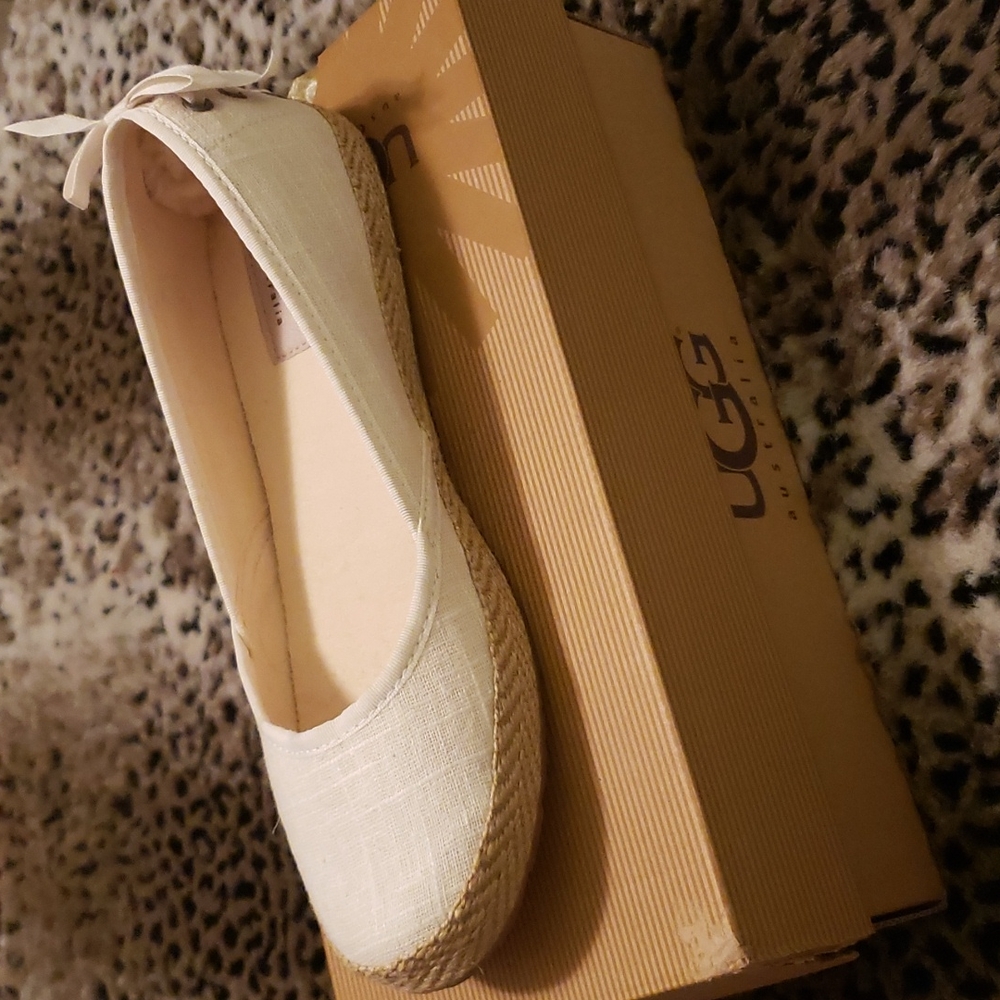 UGG women's Indah Flats. Size 6.5 Cream Linen with Burlap trim.